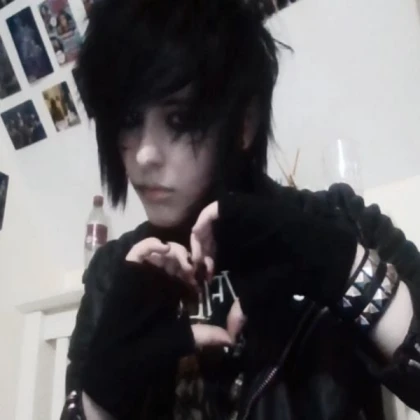 2000's scene kid pfp/emo boy pfp