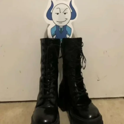 Broker phighting in doc martens